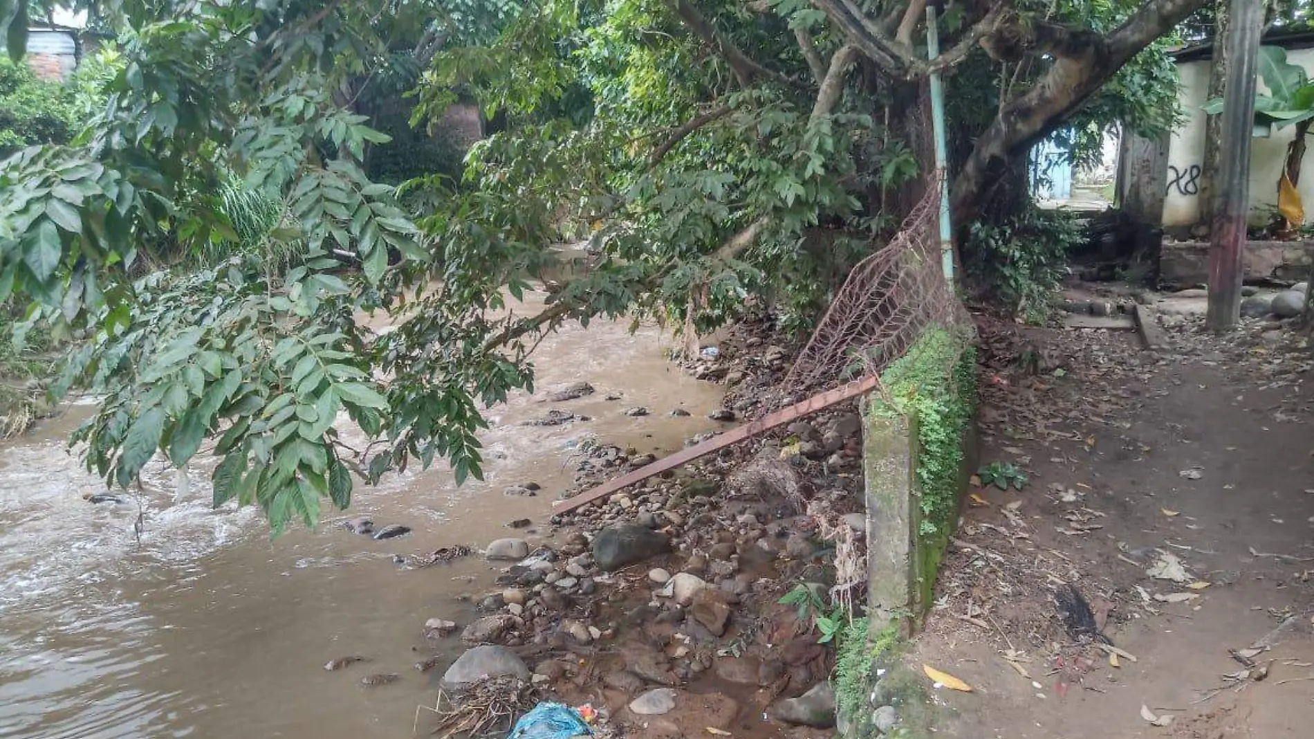 derrumbe de casas en texcuyuapan